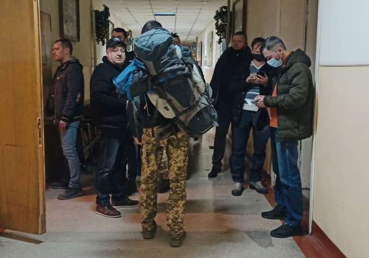 У Хмельницькому чоловік пошкодив двері будівлі ТЦК, вимагаючи звільнити сина