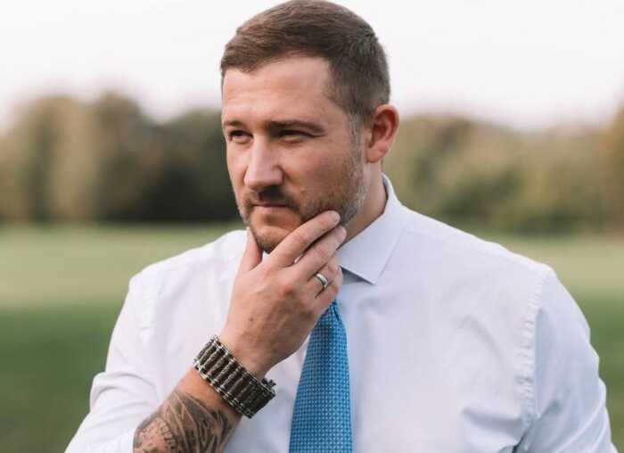 Скандальний адвокат Костянтин Глоба, який раніше стрибав по даху вилученого авто та переховувався в ТРО, влаштував публічний “рознос” адвокату Андрія Єрмака