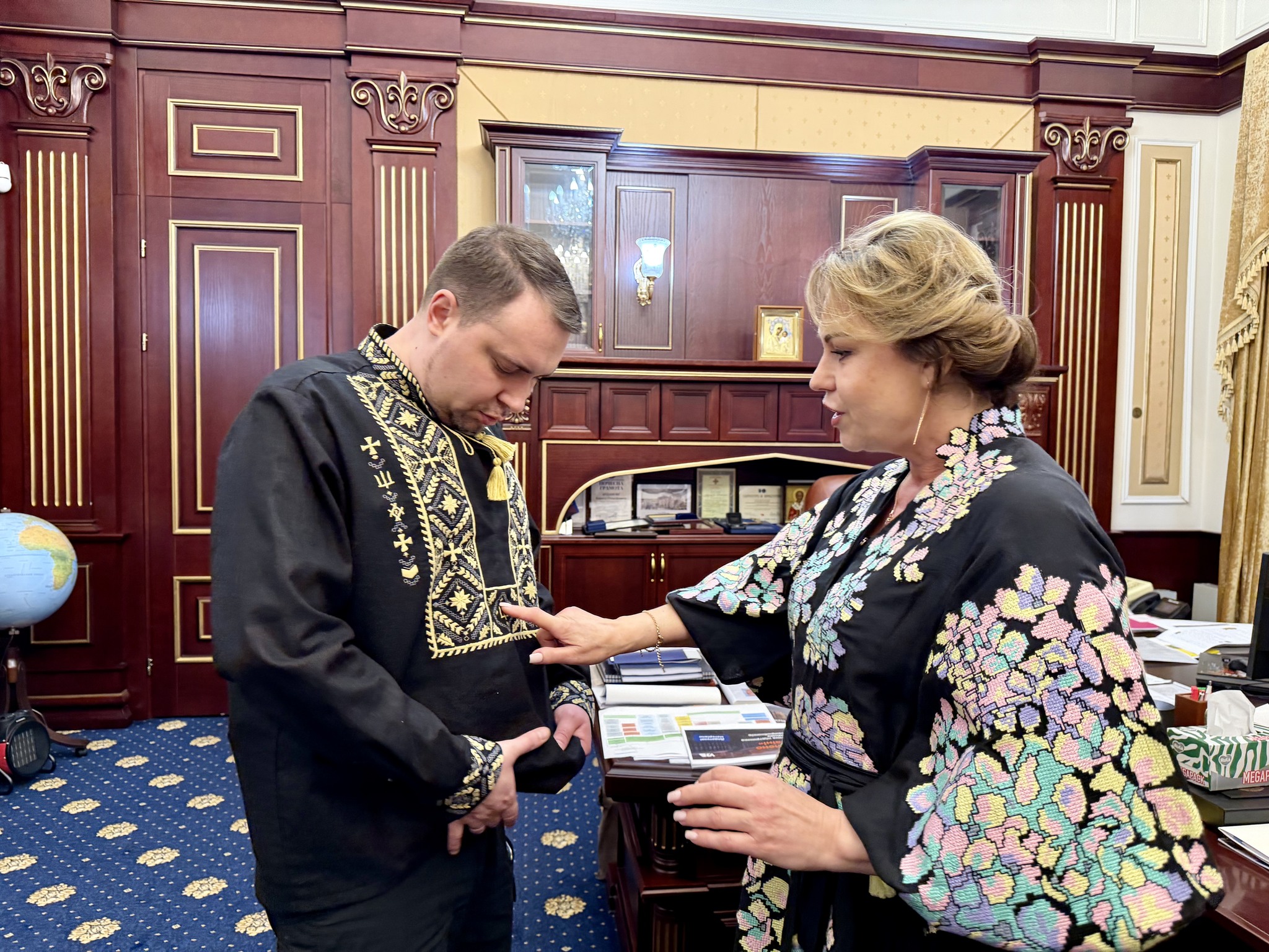 Кіт Гюнтер і жаба Паша в орнаменті: Кирило Буданов приміряв унікальну вишиванку від українських дітей