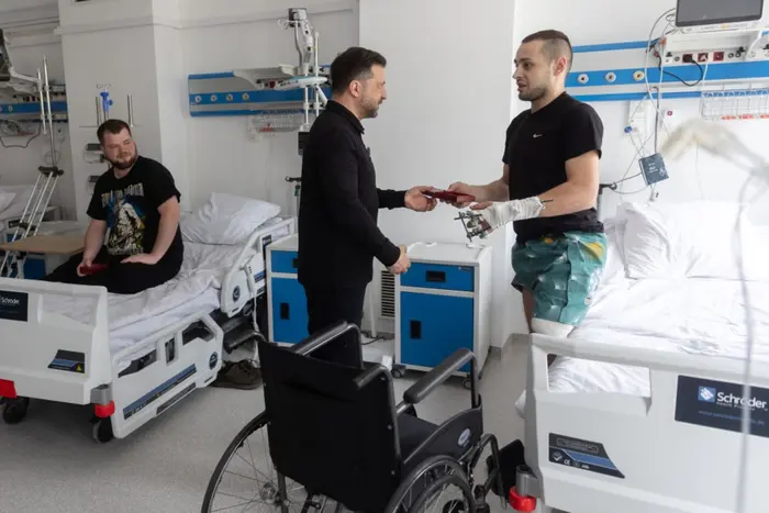 Президент відвідав та нагородив поранених військових на Рівненщині – Підозра
