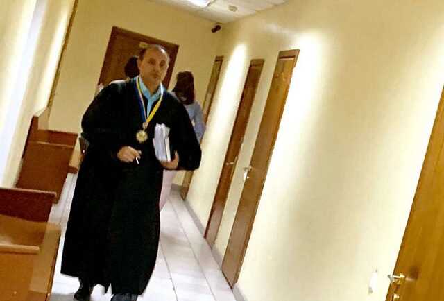 Одеський суддя зберігає 2,7 мільйона гривень готівкою та користується майном мами