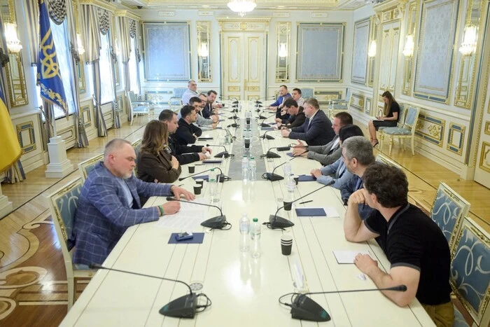 Про що Зеленський говорив зі слугами? Арахамія розповів деталі зустрічі – Підозра