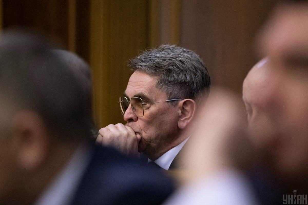 Дружина ексміністра Ємця з доходом у 307 гривень зберігає десятки тисяч доларів та євро, - розслідування