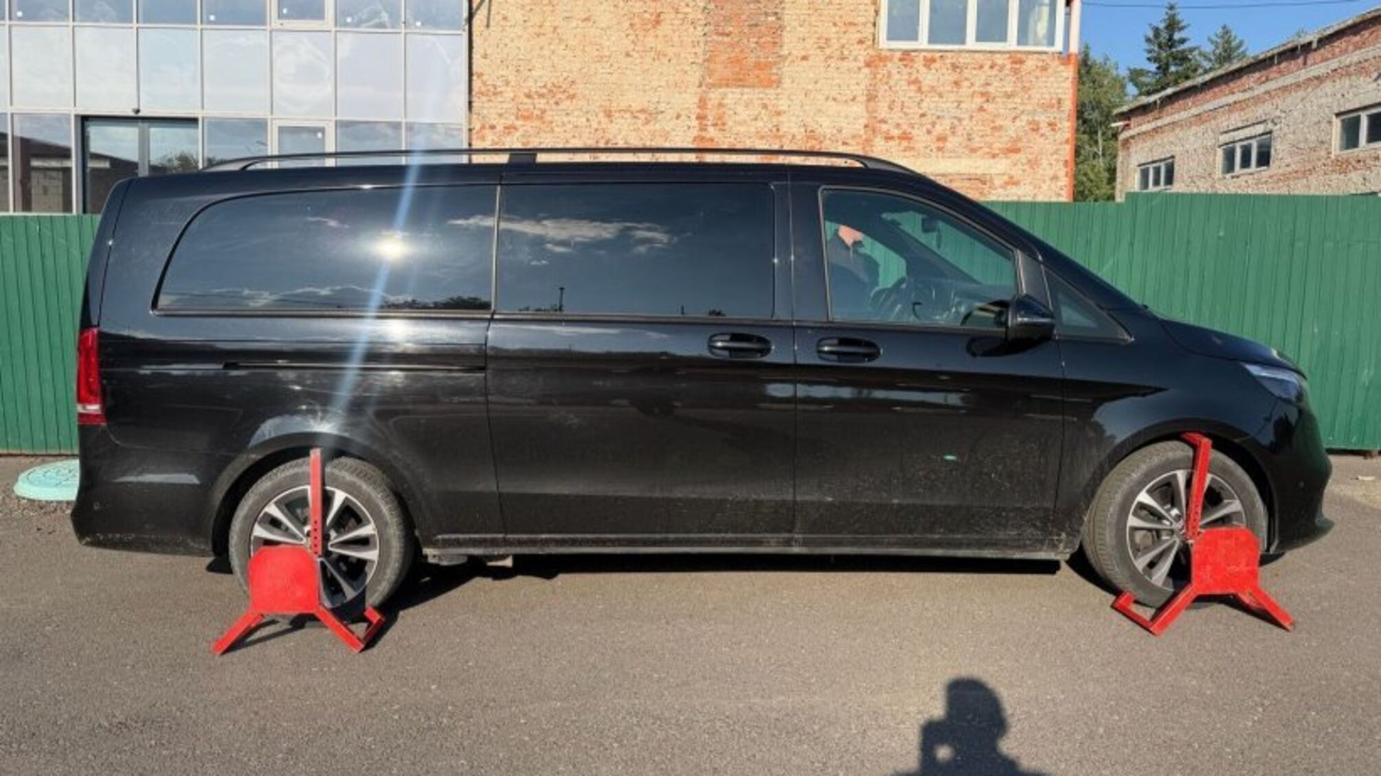 На пункті пропуску ”Ужгород” виявили мікроавтобус Mercedes, викрадений у Польщі