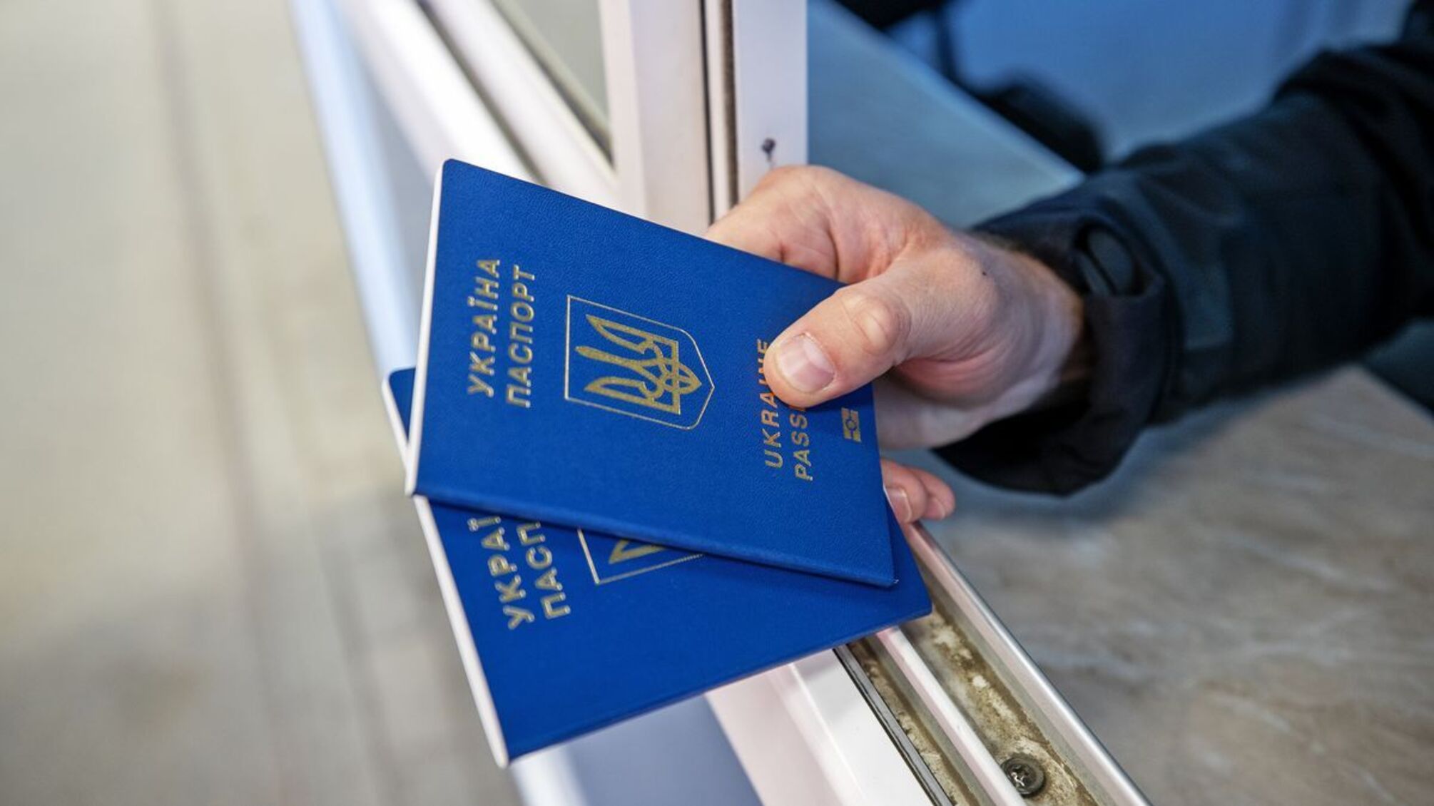 ”Білий паспорт” для повернення в Україну: кому потрібен тимчасовий документ і чому з ним можуть бути проблеми в дорозі