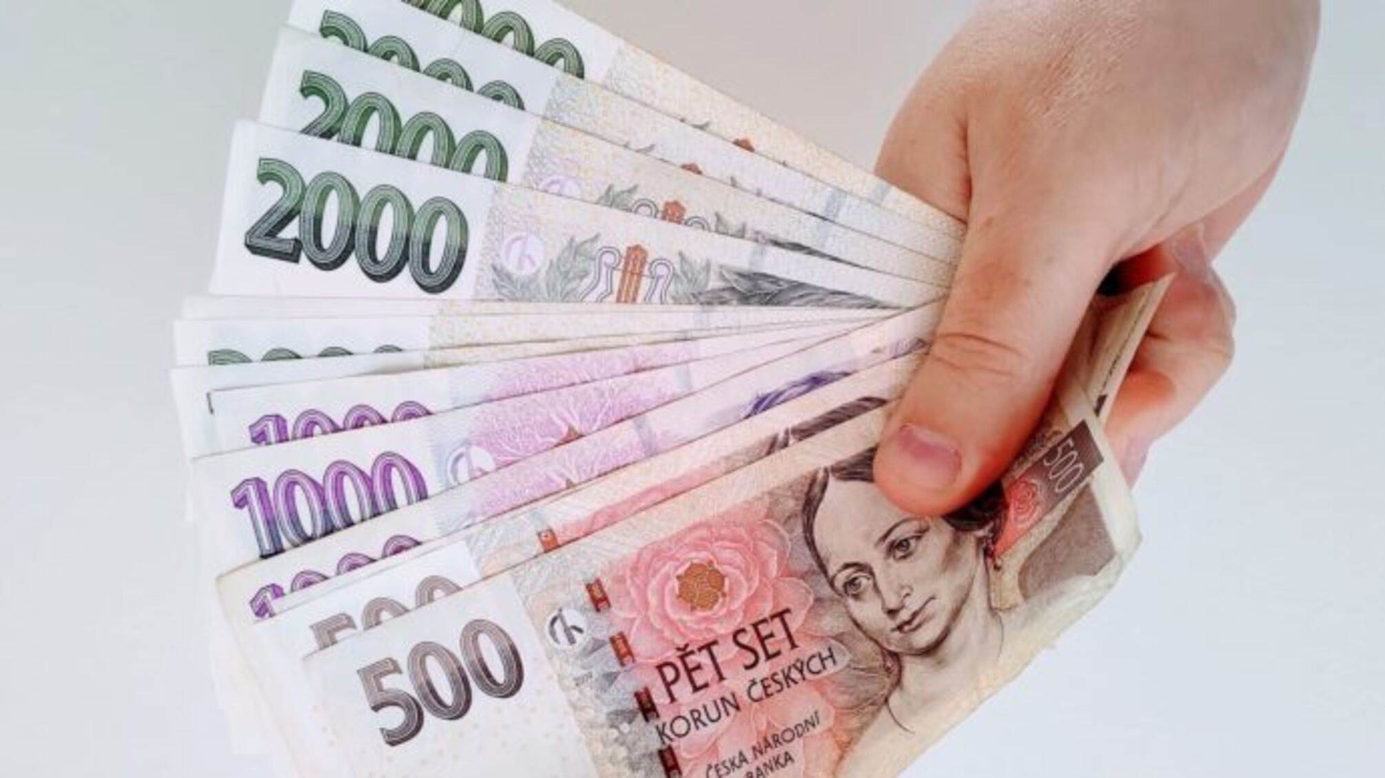 Українцю в Чехії загрожує 8 років тюрми: його підозрюють у махінаціях із виплатами на понад 1,1 млн крон
