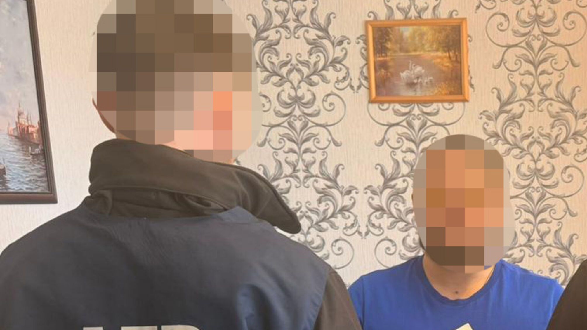 Поліціянт, ексвійськовий і двоє цивільних організували канал нелегального виїзду, — ДБР (відео)