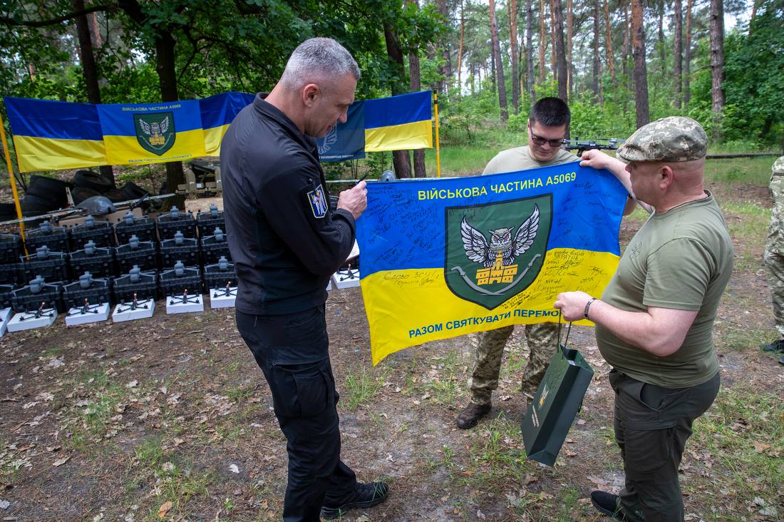Кличко передав від столичної громади ще понад 1600 дронів бійцям 12 армійського корпусу