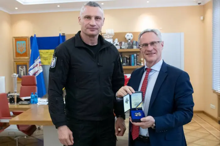 Посол Ізраїлю отримав нагрудний знак «За сприяння обороні Києва»