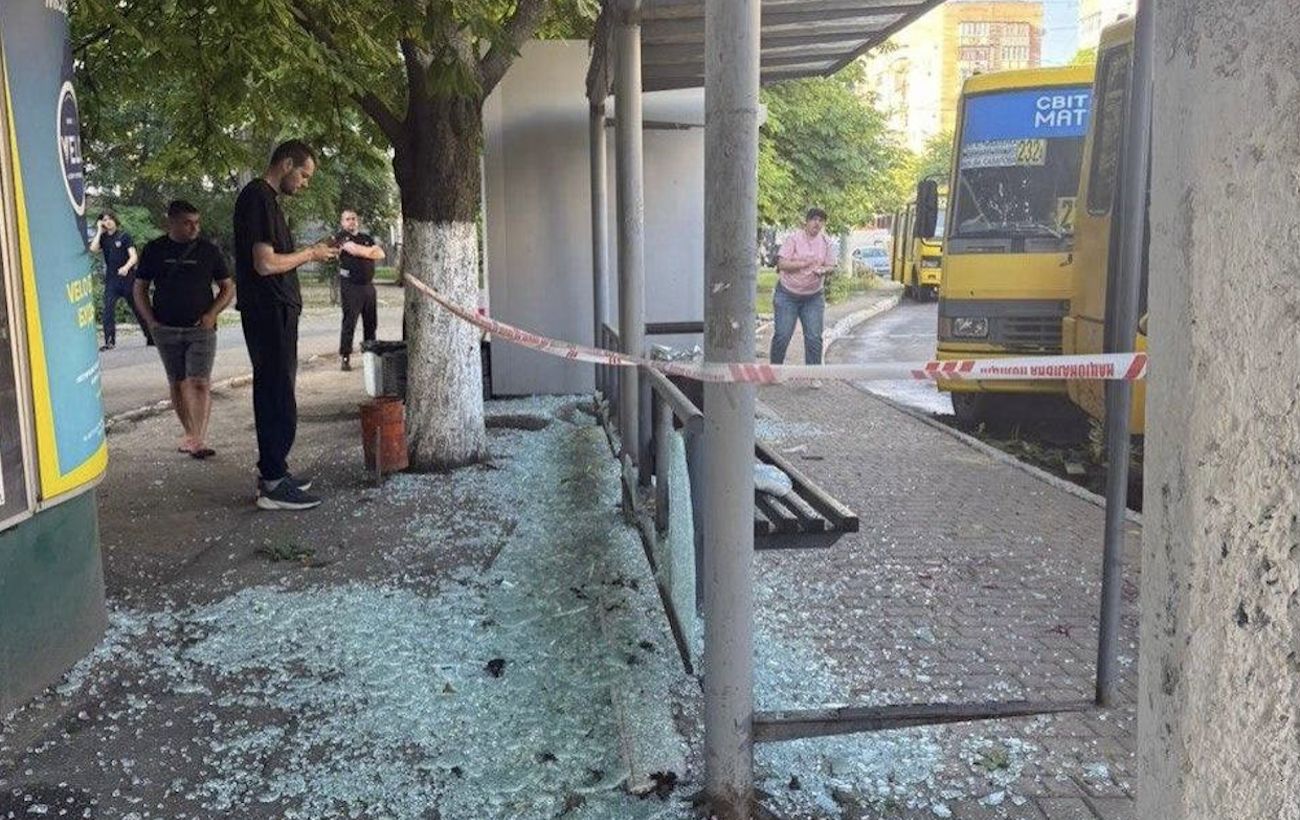 Під удар в Одесі потрапила зупинка транспорту з людьми (фото)