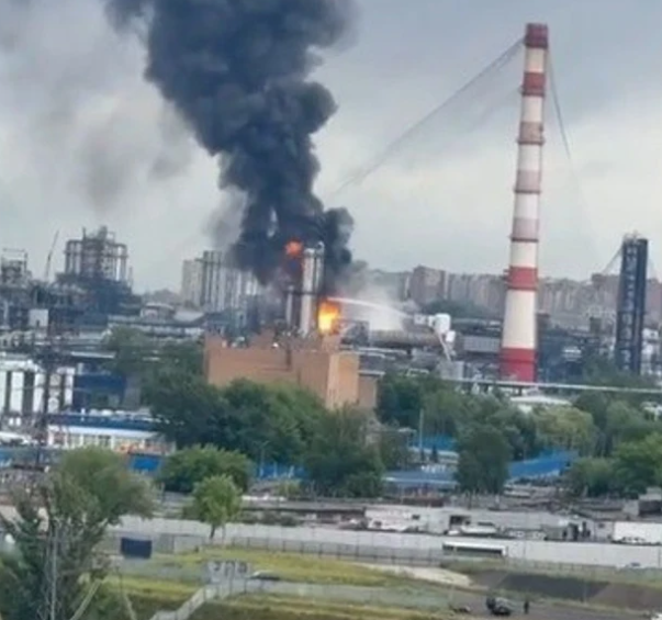У Москві після атаки горить нафтопереробний завод – Центр журналістських розслідувань