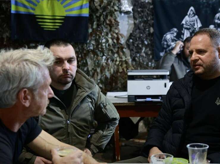 Шон Пенн відвідав 157-му ОМБр на Донеччині: актора супроводжував Андрій Єрмак