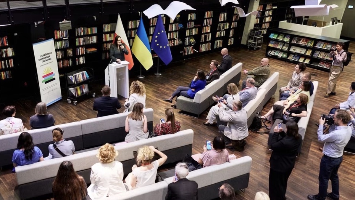 У Гданську відкрили Українську книжкову поличку з творами Стуса та Костенко