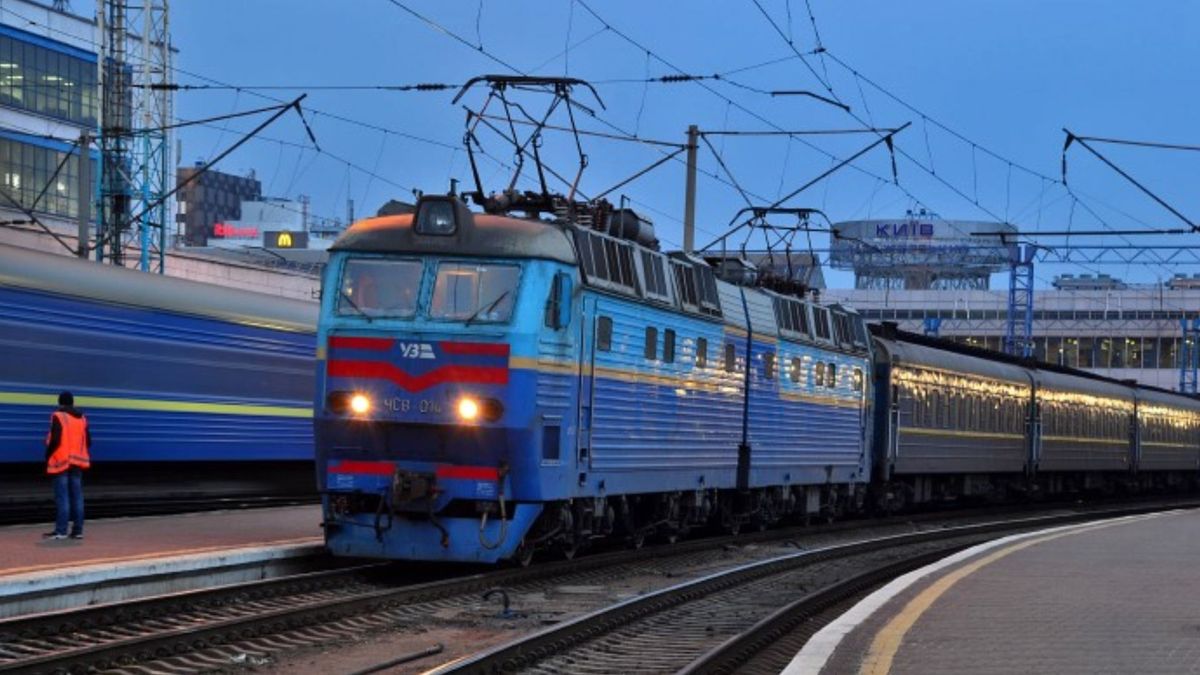 Росія атакувала локомотиви Укрзалізниці у 2 областях: в одному загинув помічник машиніста