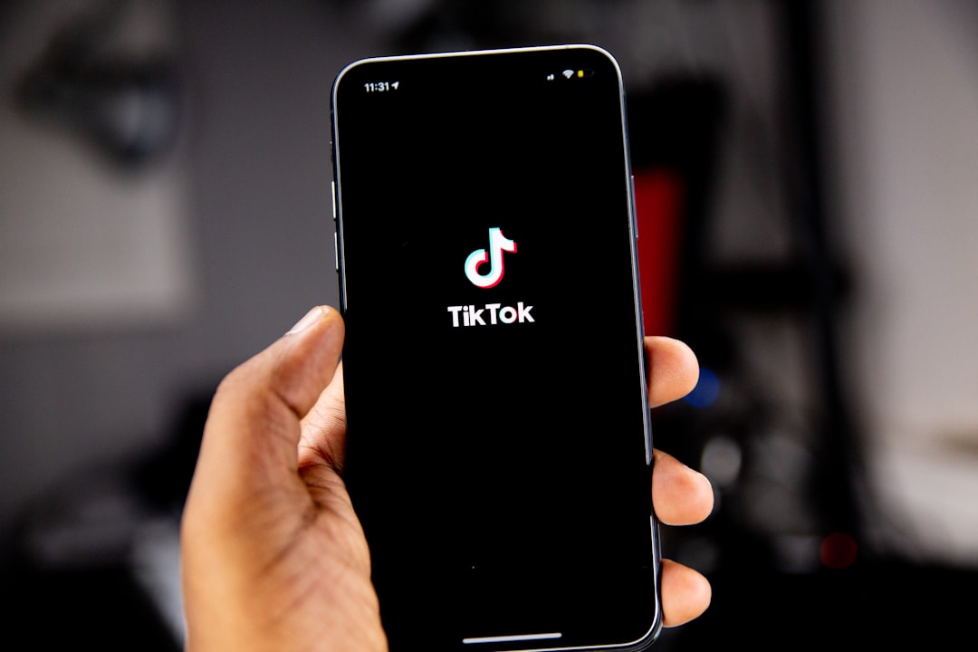 Шахраї крадуть гроші через TikTok: українців заманюють “допомогою” і чистять картки
