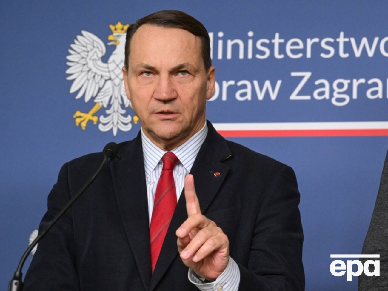 "Запропонував би інший варіант". Сікорський назвав "принизливим" позбавлення Зеленського ордена