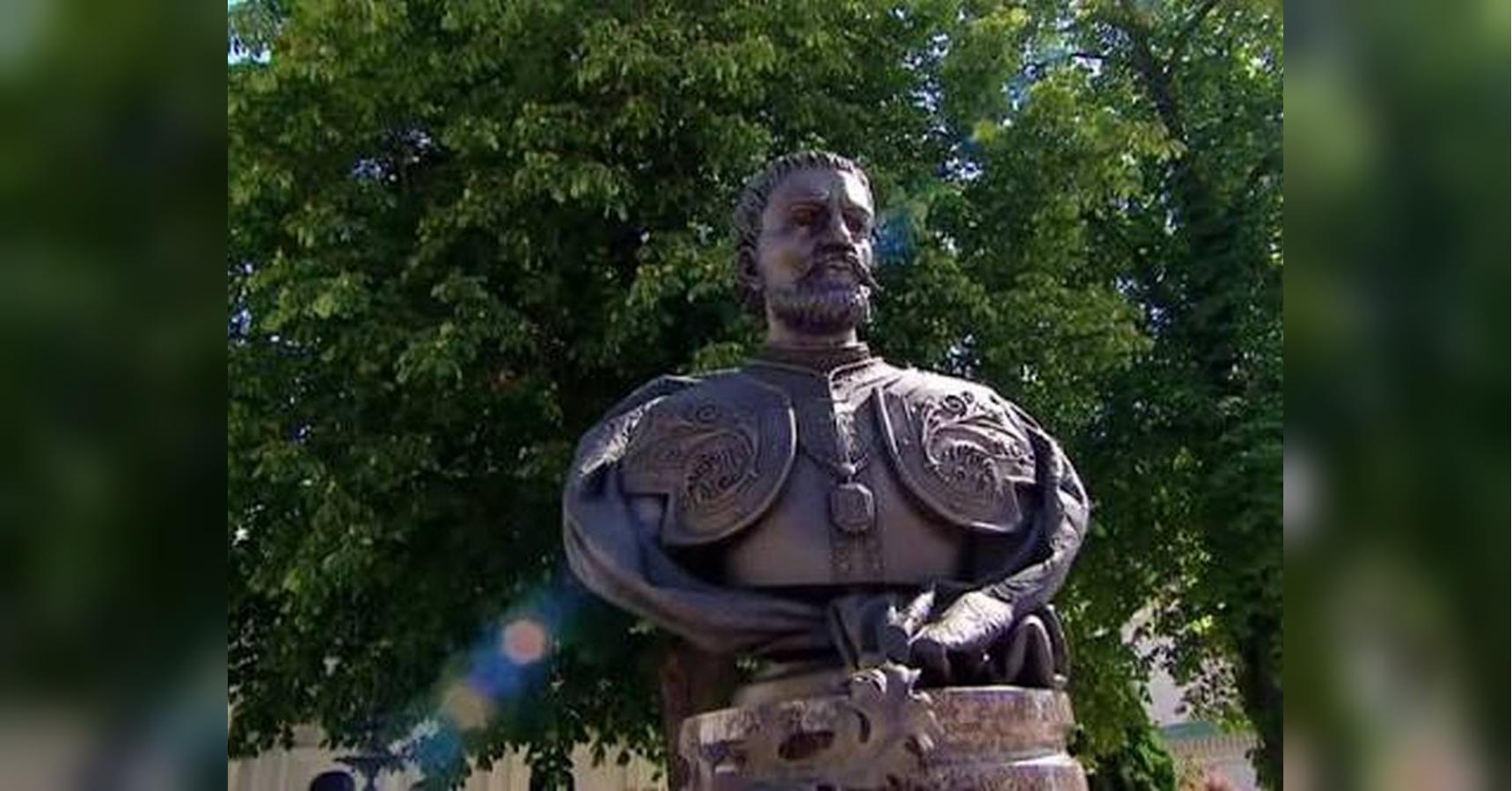 «Виправляємо історичну несправедливість»: у Києво-Печерській лаврі відкрили погруддя Мазепи