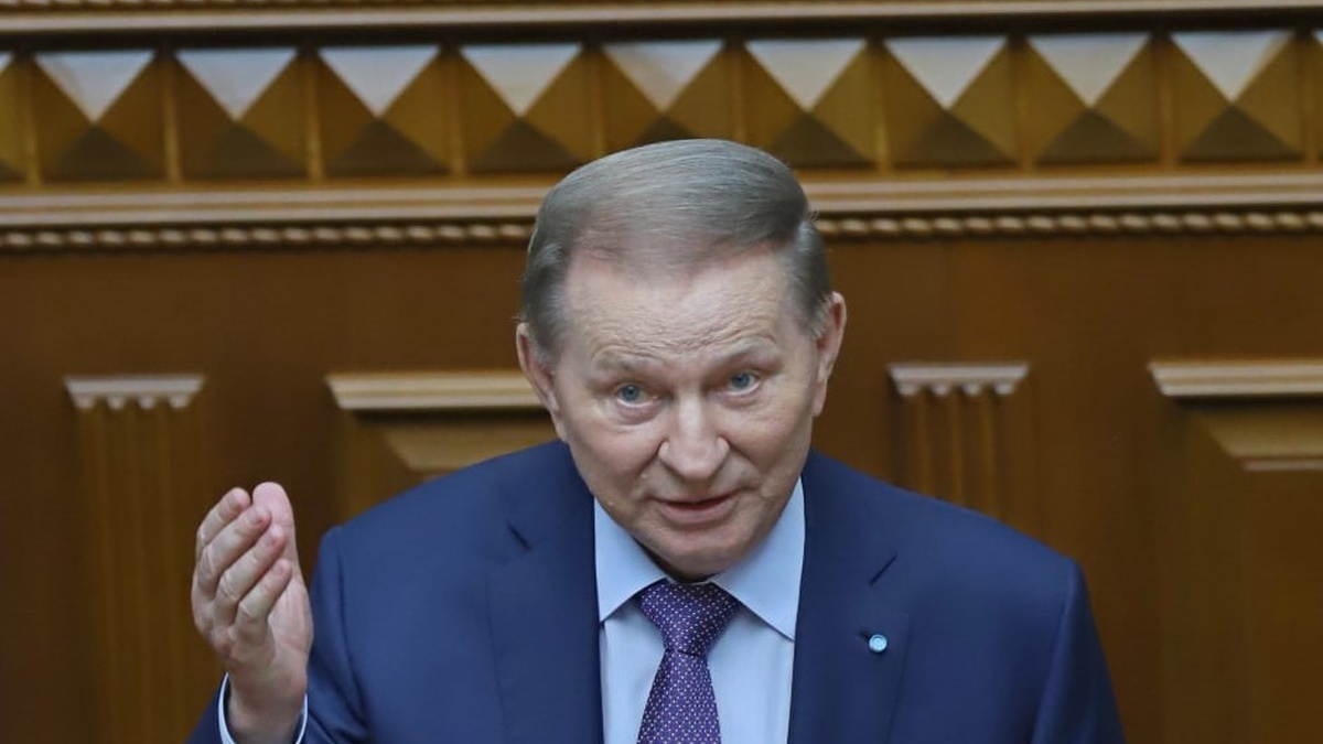 Стефанчук вручив Кучмі нагрудний знак "За розбудову парламентаризму"