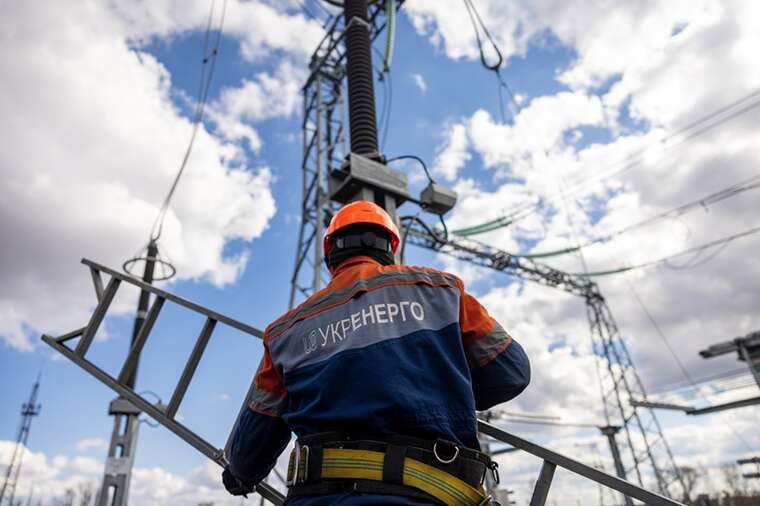 Виплата за героїзм: уряд запроваджує спецдоплати для енергетиків, які працюють під обстрілами та в морози
