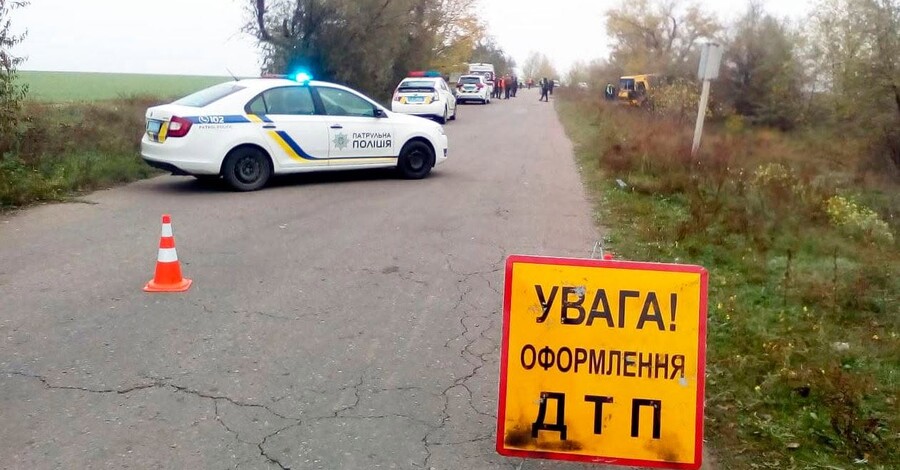 На Миколаївщині поліцейське авто врізалося у вантажівку - є загиблі та поранені