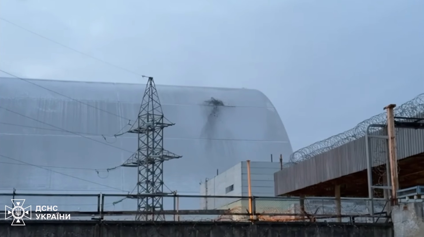 Після удару РФ по ЧАЕС укриття пошкоджене, є ризик підняття радіоактивного пилу