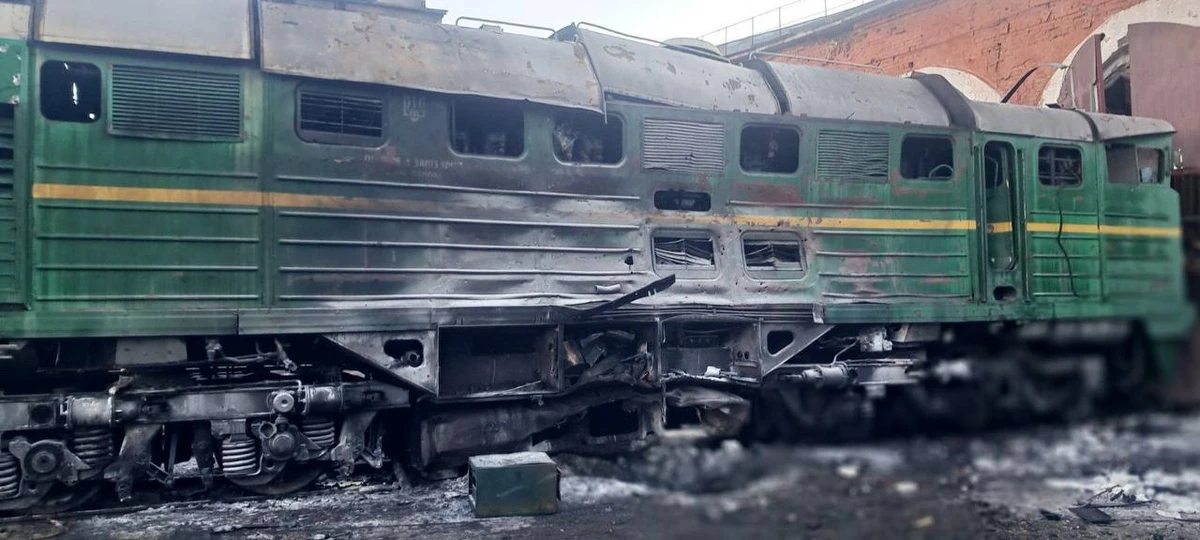 Війська РФ обстріляли залізницю на Харківщині: є суттєві пошкодження