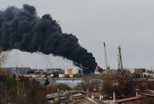 Дрони атакували нафтобазу ЧФ РФ в окупованому Севастополі, там триває пожежа