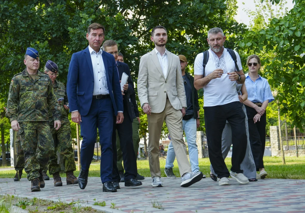 Бучу відвідала делегація Німеччини на чолі з державним секретарем Федерального міністерства оборони ФРН Себастьяном Гартманном