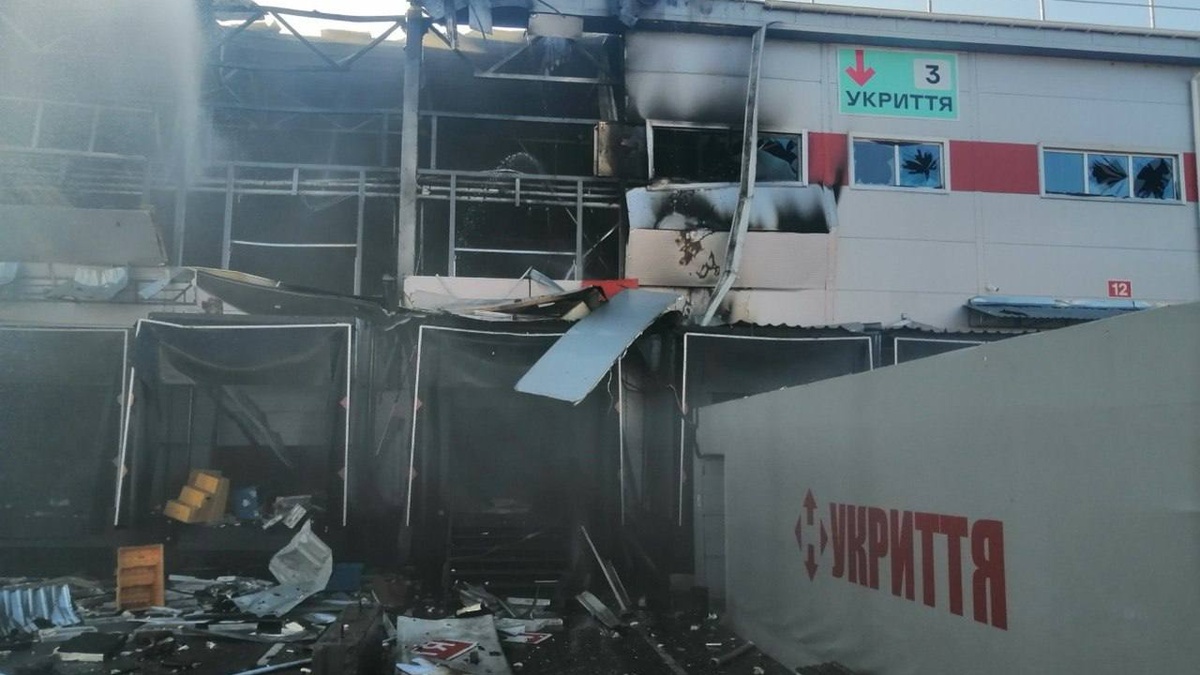 Ворог вранці пошкодив сортувальний термінал "Нової пошти" у Дніпрі