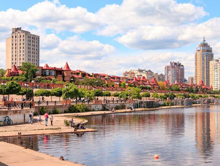 «Містечко мільйонерів» на Оболонській набережній занепадає: чому елітні особняки стоять порожніми