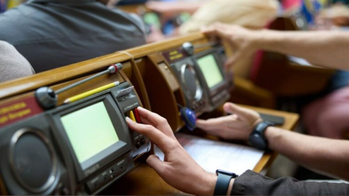 Уже 20-й раз: в Україні знову продовжать воєнний стан і мобілізацію