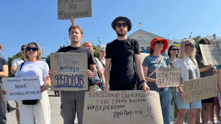 Спонсори "картонного Майдану": хто платить за захист крісла Федорова