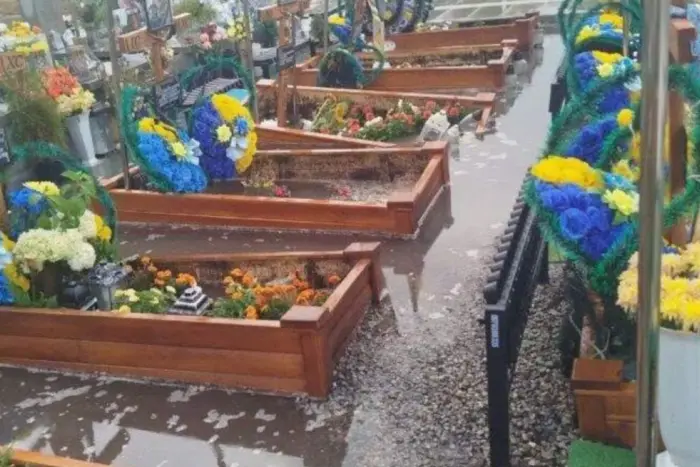 У Тернополі на кладовищі затопило могили військових (фото)