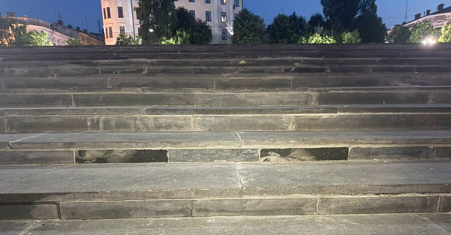Міськрада Чернівців пояснила походження фрагментів надгробків на сходах площі Філармонії