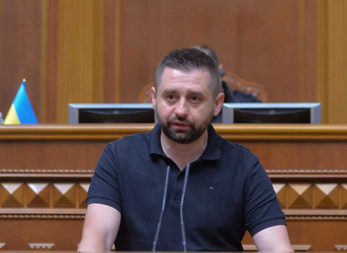 15–25 мільйонів доларів: очільник фракції «Слуга народу» у Верховній Раді Давид Арахамія, ймовірно, негласно став власником найбільшої мережі Telegram-каналів «Труха»