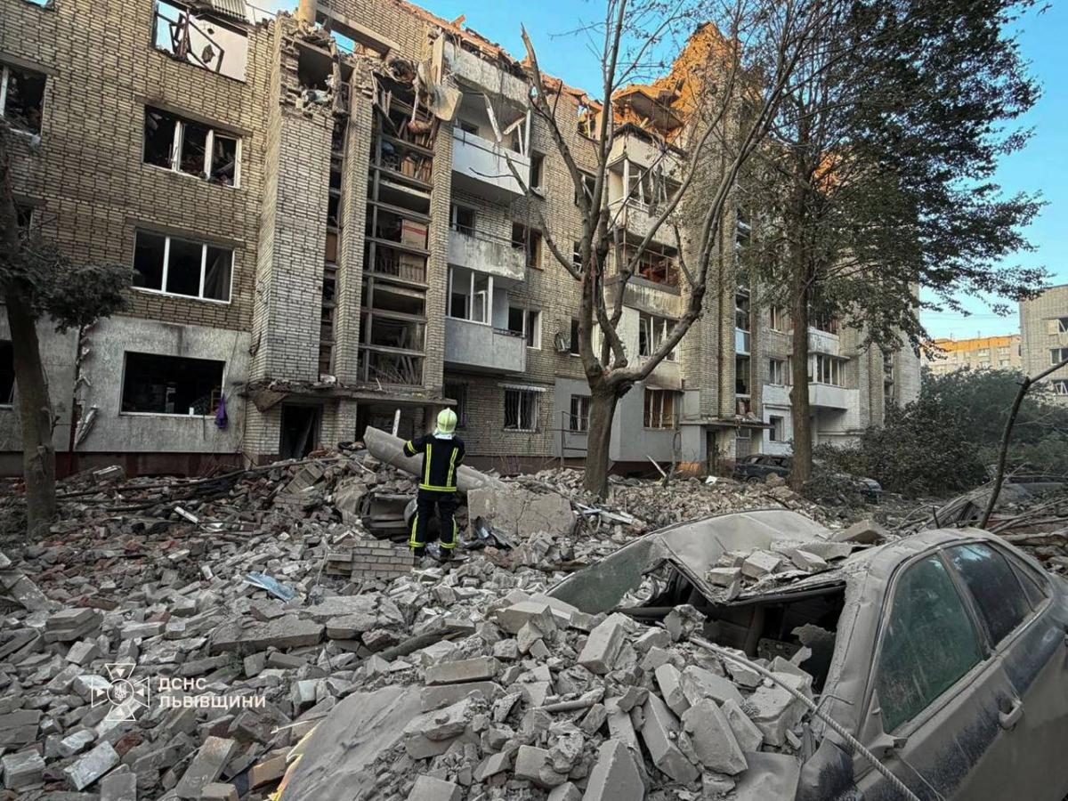 Російський удар по Львову: під завалами пʼятиповерхівки знайшли тіло чоловіка