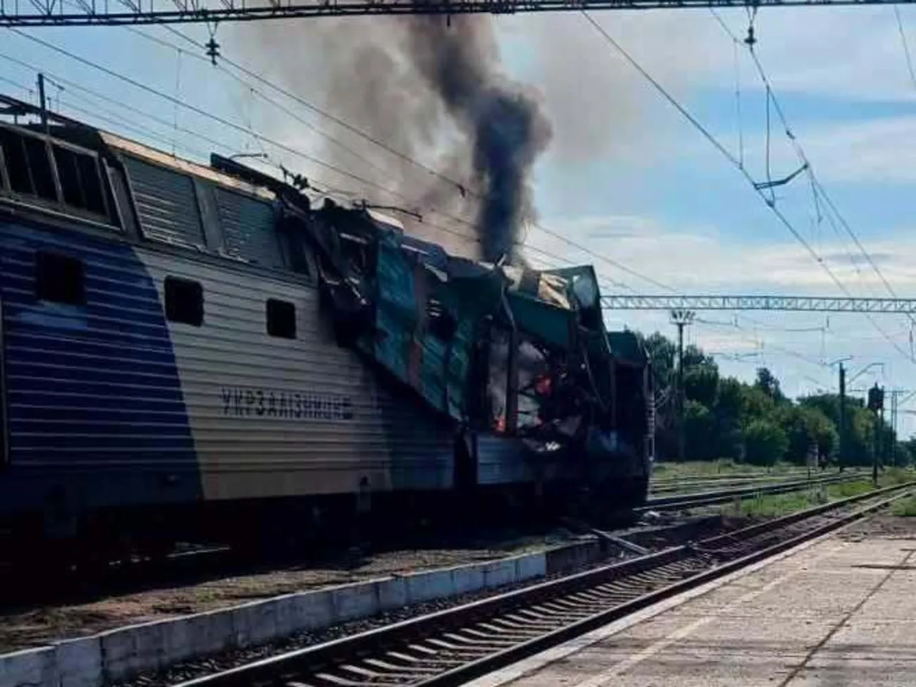 Russia struck a railcar near the Lozova station, fatalities and injuries reported — "Ukrzaliznytsia"
