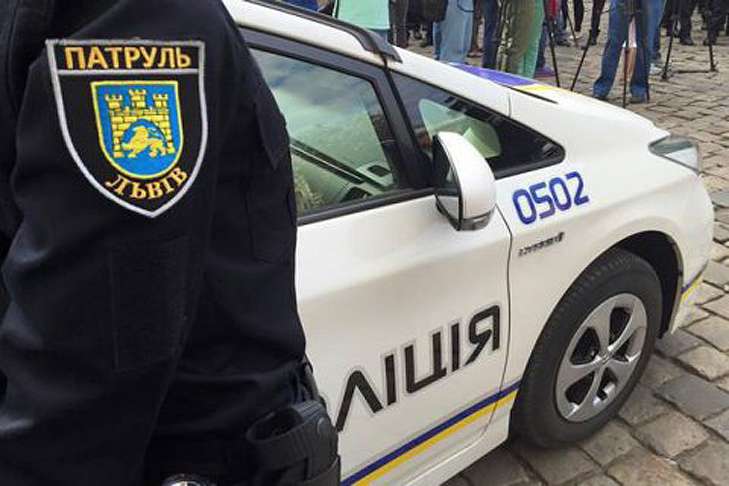 Lviv Police Officers Find Bag with Weapons at Bus Stop