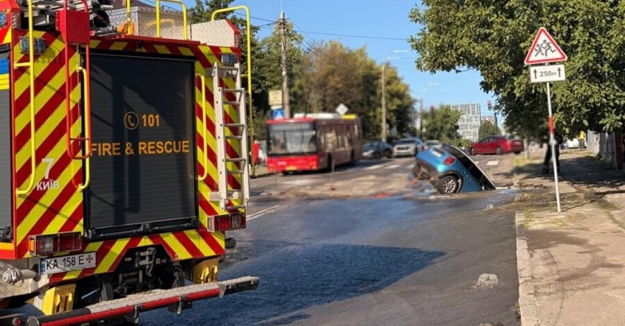 У Києві на Виноградарі машина провалилася під землю - прорвало водопровід