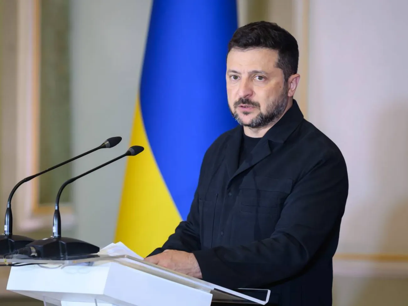 Зеленський – на четвертому місці рейтингу довіри українців. Хто лідирує – соцопитування