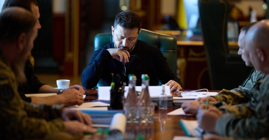 Зеленський затвердив нові далекобійні "санкції" проти РФ та анонсував кадрові рішення в армії