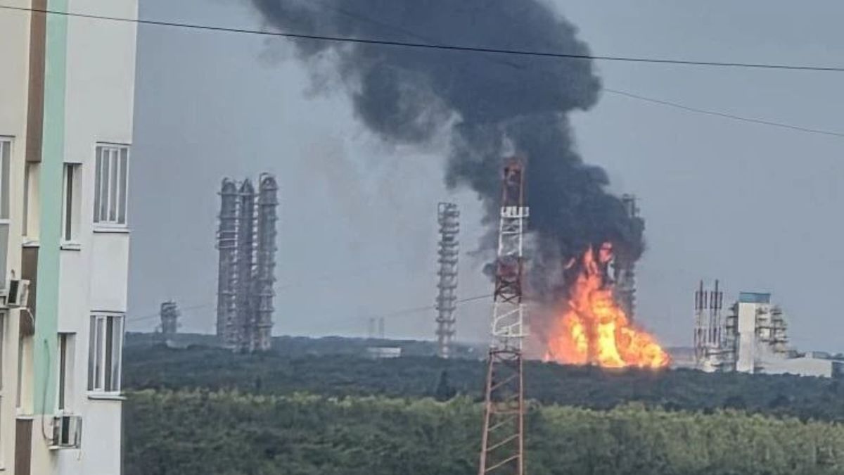Ukraine hit Russia's largest oil and chemical complex