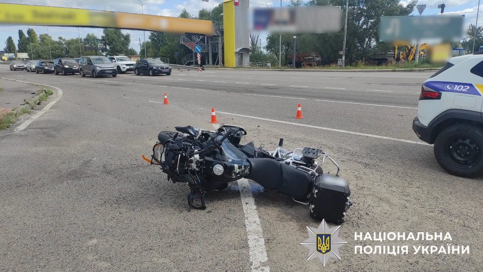 ДТП з травмованим мотоциклістом: Поліція Київщини розслідує обставини автопригоди