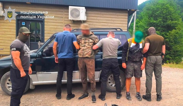 Незаконний перетин кордону за $3000: прикарпатські поліцейські затримали організатора маршруту