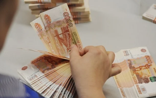 Росіяни забирають гроші з банків: у розвідці пояснили, чого вони бояться