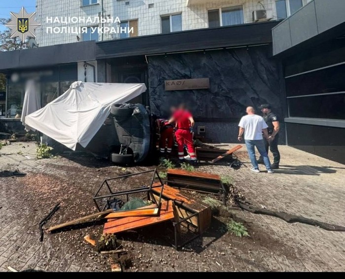 A car crashed onto a restaurant terrace in central Kyiv (photo)