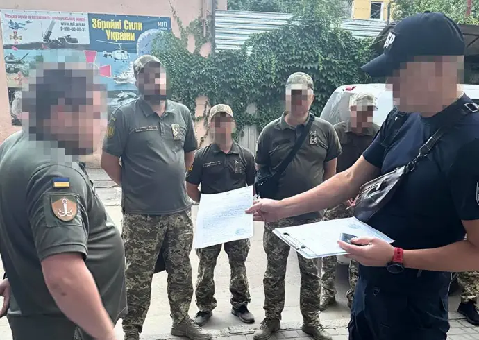 Душили та збивали автомобілем людей: 10 працівників одеського райТЦК отримали підозри (фото)