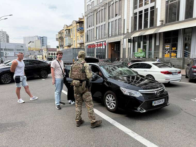 БЕБ та Нацпол проводять слідчі дії біля «Укравтодору»: журналіст заявив про цікаву знахідку в авто
