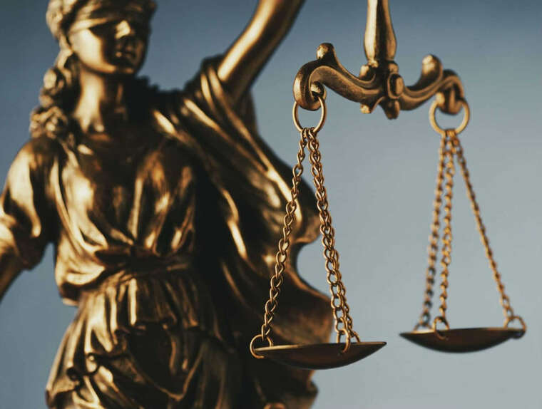 Суд оштрафував водія мікроавтобуса за спробу ввезти 434 пари взуття з фейковим Tax Free