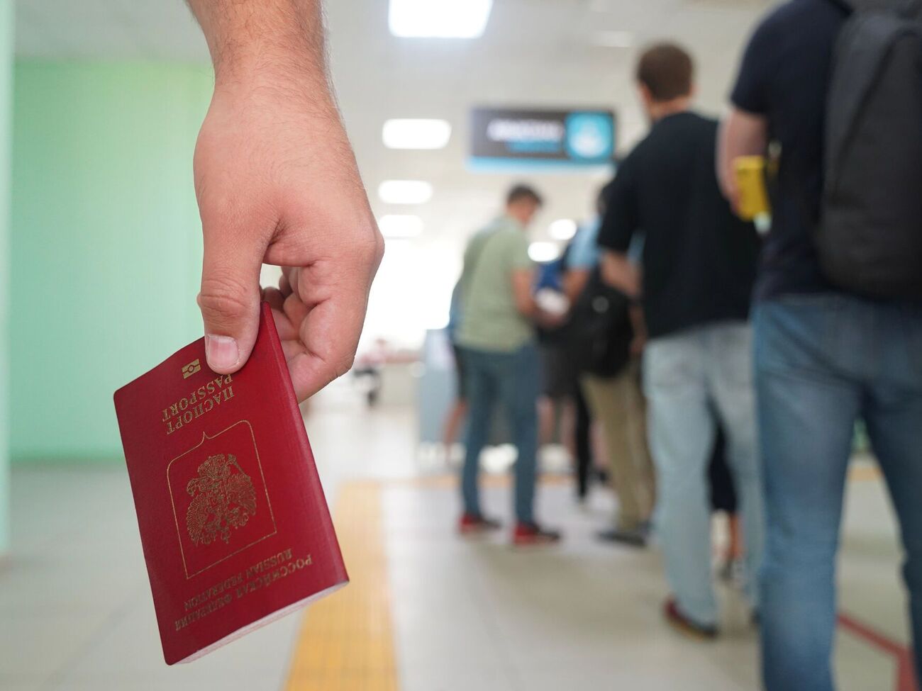 У Росії перешкоджають виїзду за кордон чоловіків призовного віку. Партизани розповіли про схему
